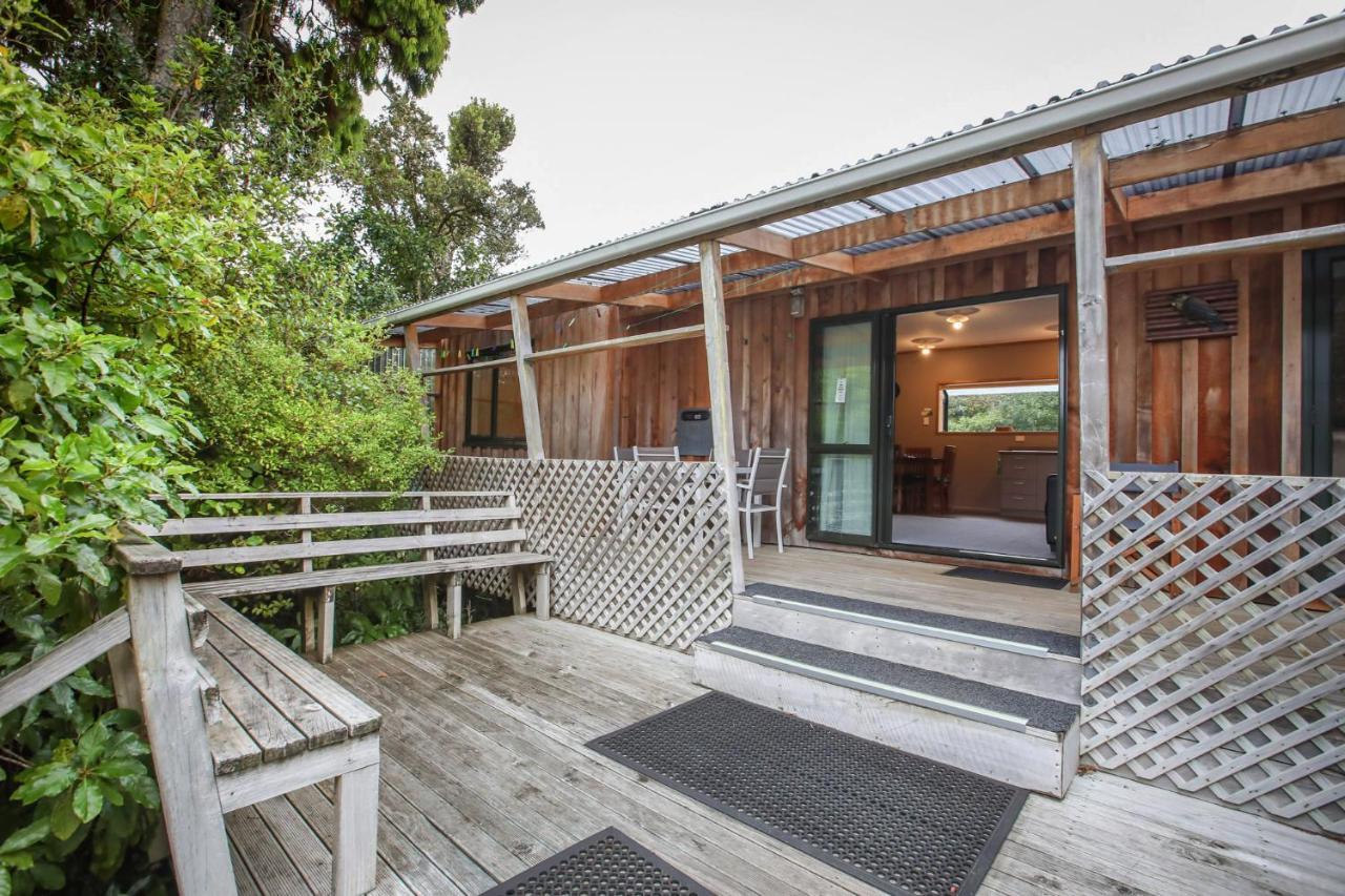 Kaka Retreat Motel, Stewart Island Half-moon Bay Exteriör bild